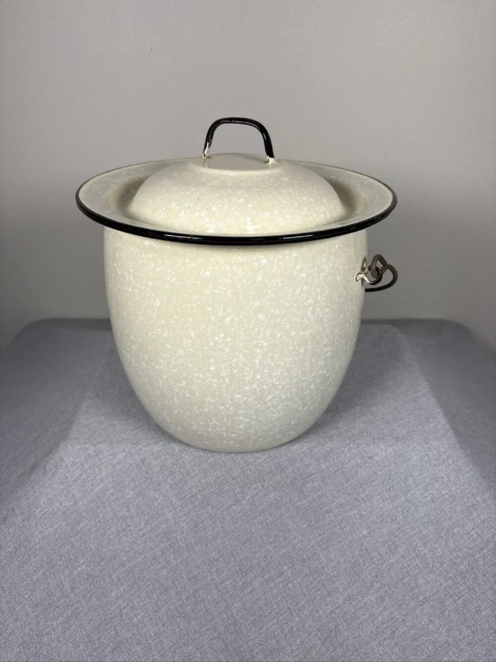 Vintage Cream Speckled Enamelware Chamber Pot With Lid And Wooden Handle